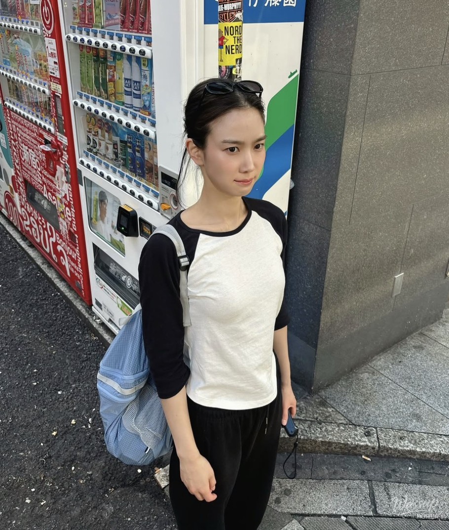 Stylish Travel Looks by Actress Jang Hee-ryeong_08