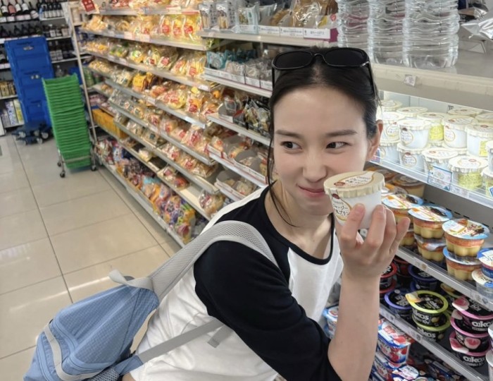 Stylish Travel Looks by Actress Jang Hee-ryeong float