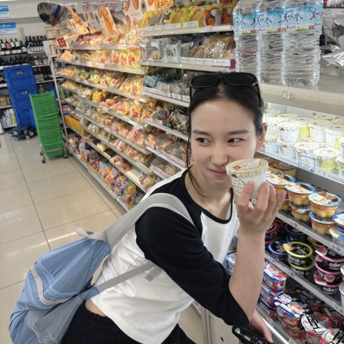 Stylish Travel Looks by Actress Jang Hee-ryeong263