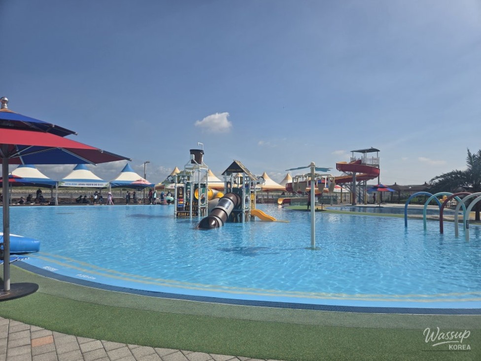 A Perfect Summer Getaway: Gunsan Outdoor Swimming Pool_02