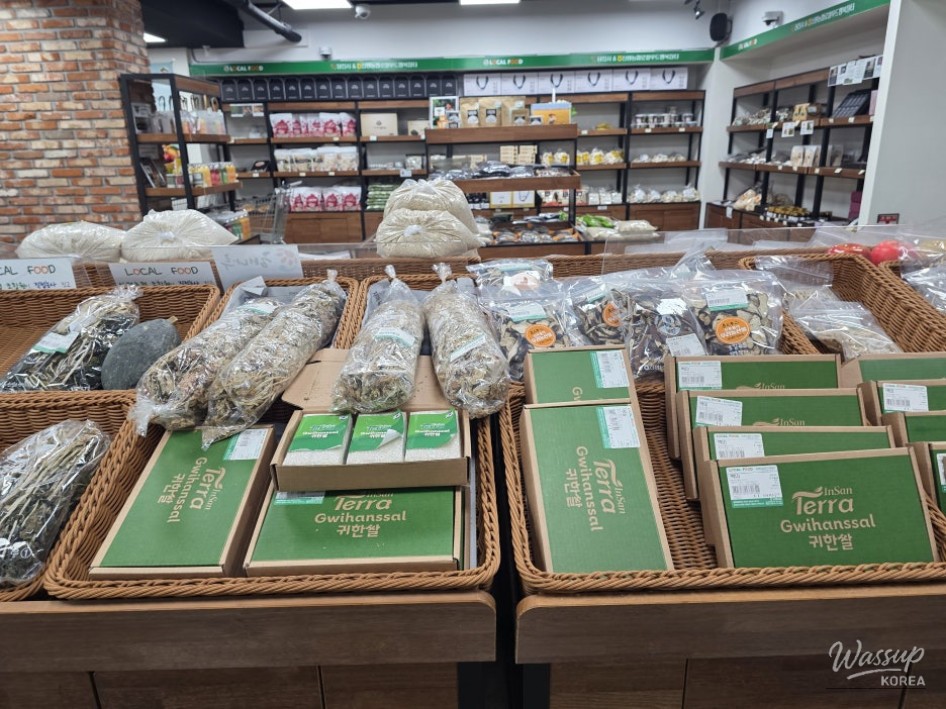 Exploring the Local Food Market at Sapgyoho Lake_05