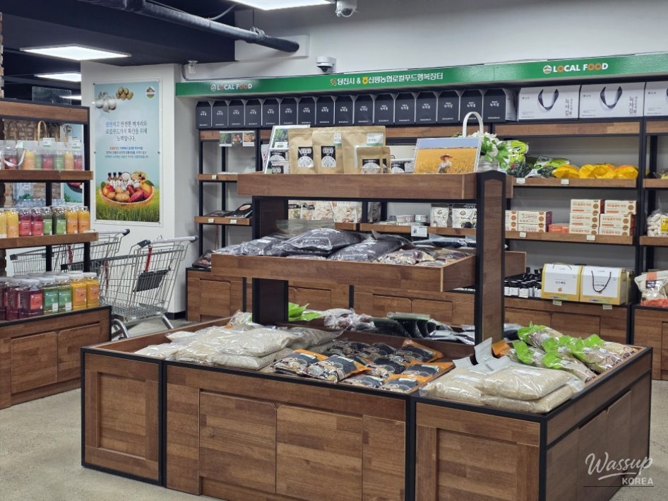 Exploring the Local Food Market at Sapgyoho Lake_03