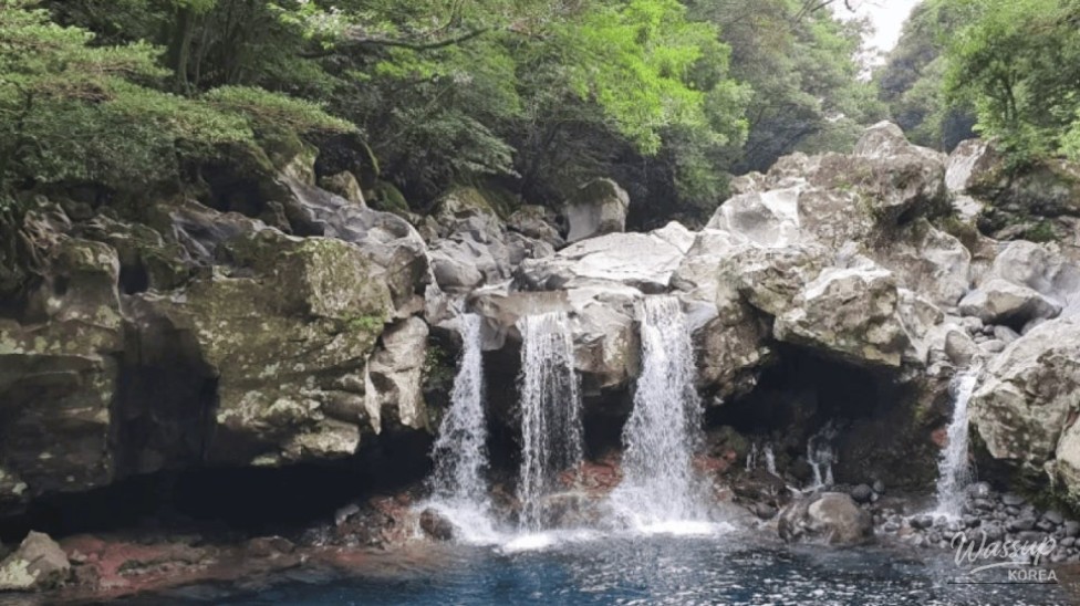 Exploring the Natural Beauty of Donnaecko's Double Waterfall_01