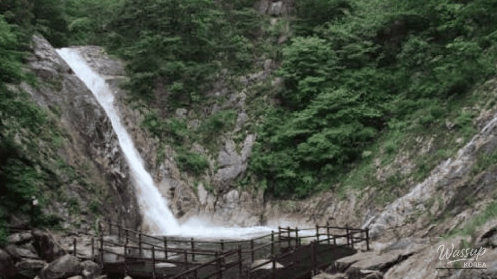 Exploring Seoraksan's Stunning Towangseong Waterfall_03