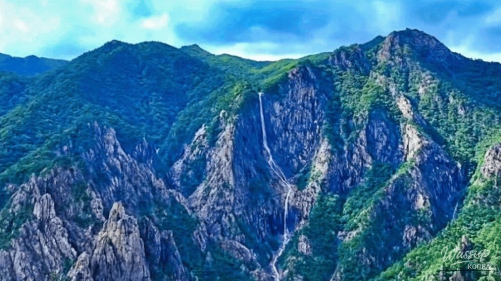 Exploring Seoraksan's Stunning Towangseong Waterfall_01