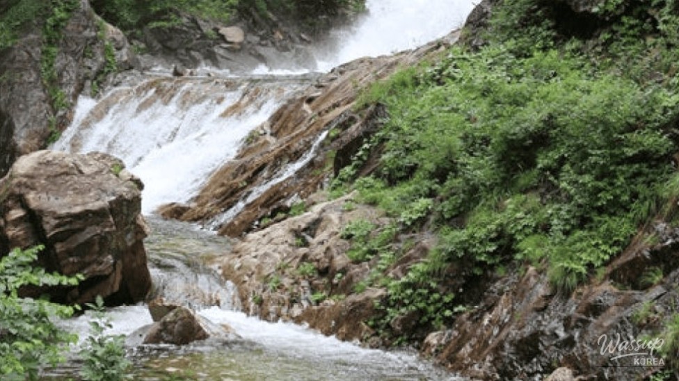Exploring Seoraksan's Stunning Towangseong Waterfall_04