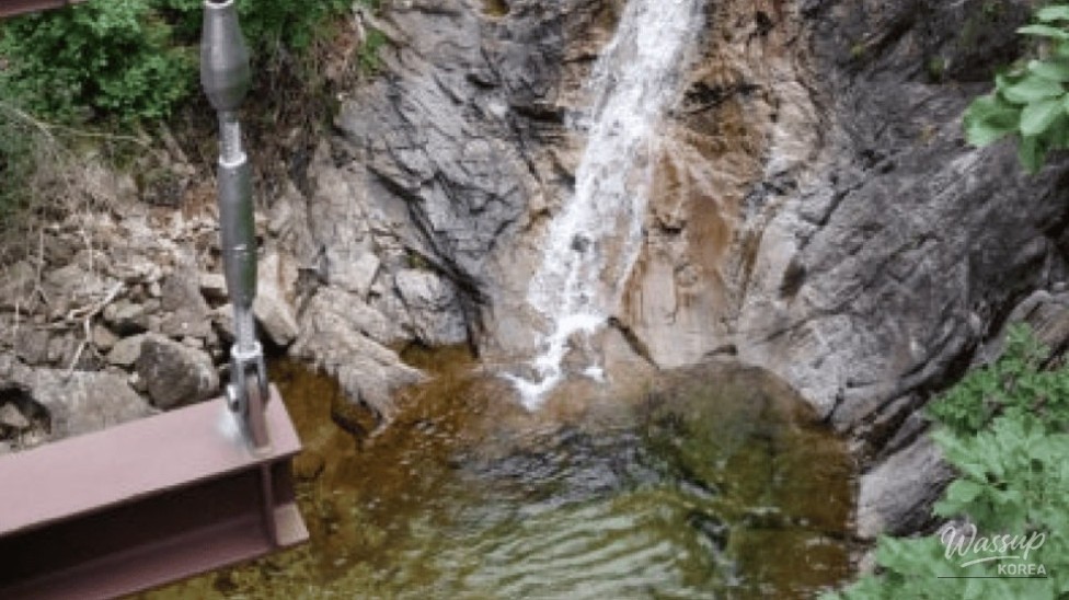 Exploring Seoraksan's Stunning Towangseong Waterfall_05