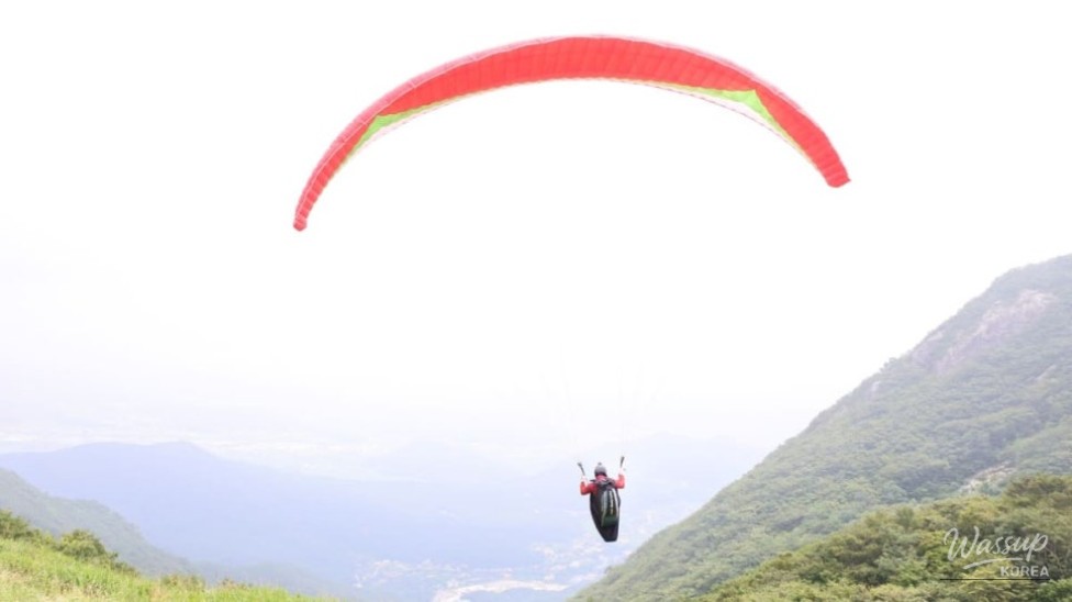 Top Paragliding Destinations for a Thrilling Summer Escape_05