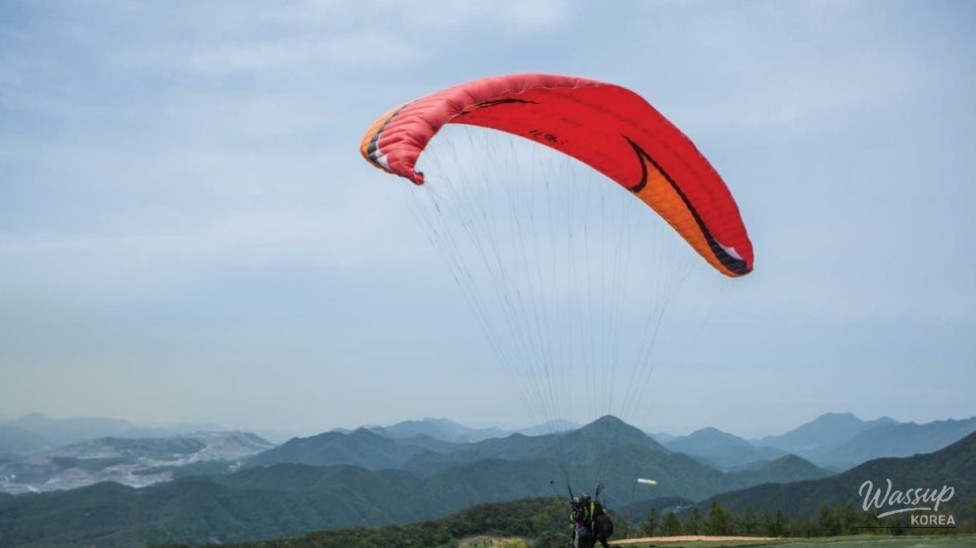 Top Paragliding Destinations for a Thrilling Summer Escape_03