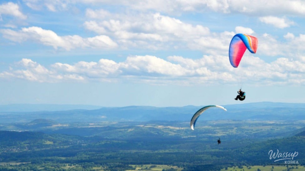 Top Paragliding Destinations for a Thrilling Summer Escape_01