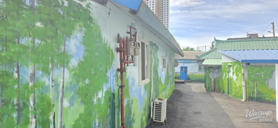 Exploring the Vibrant Mural Village of Haebangchon_05