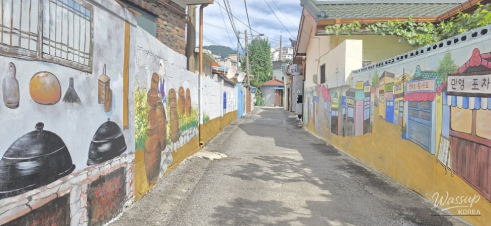 Exploring the Vibrant Mural Village of Haebangchon_08