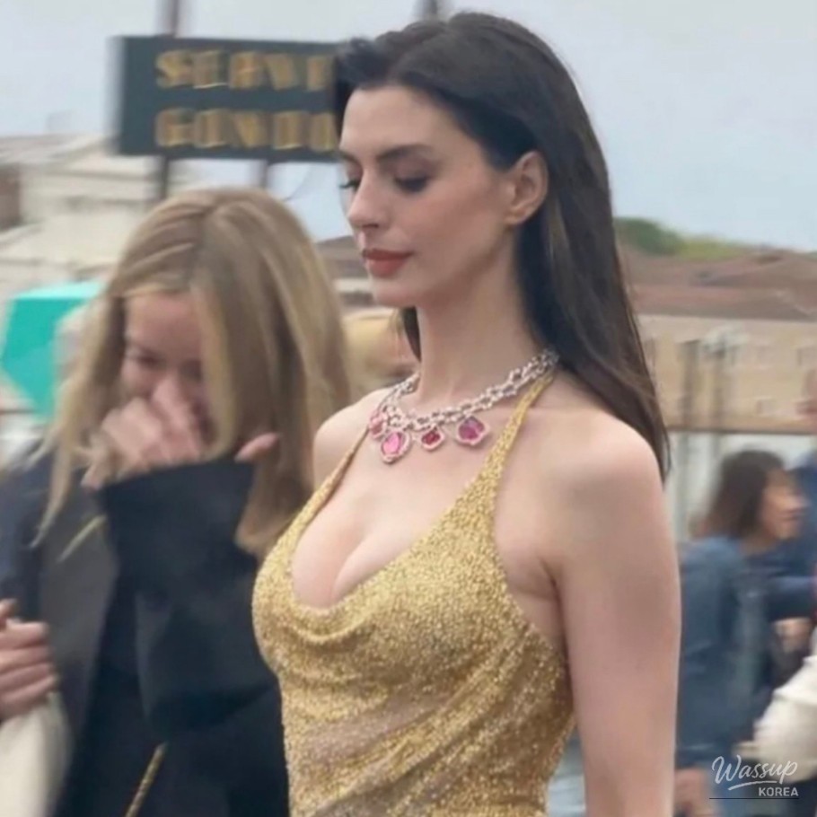 Anne Hathaway's Timeless Beauty Secrets_03