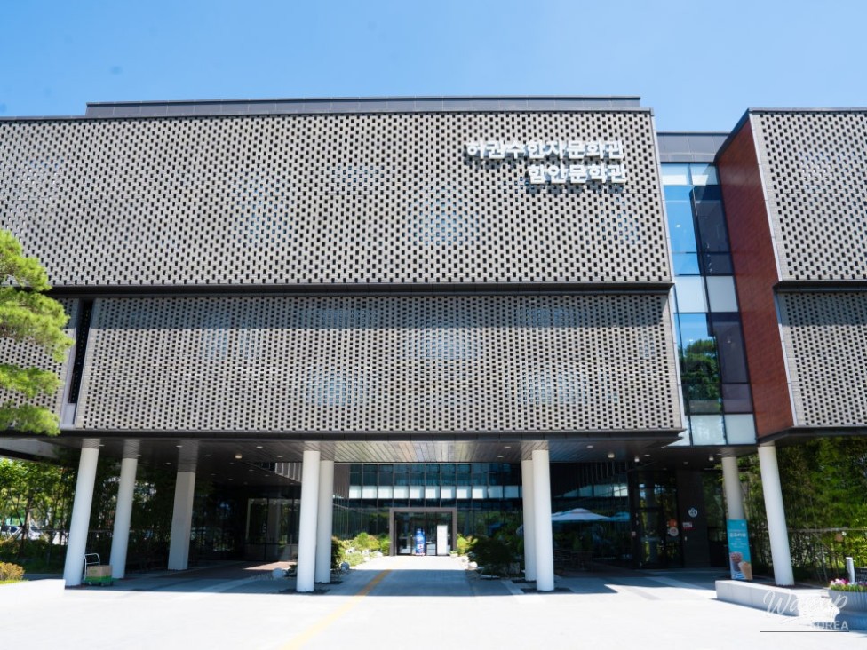 Exploring the Hamann Complex Literature Museum during Summer Break_02