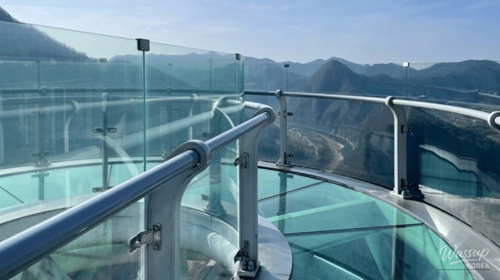 Experience the Thrill of Jeongseon's Byeongbangchi Skywalk_02