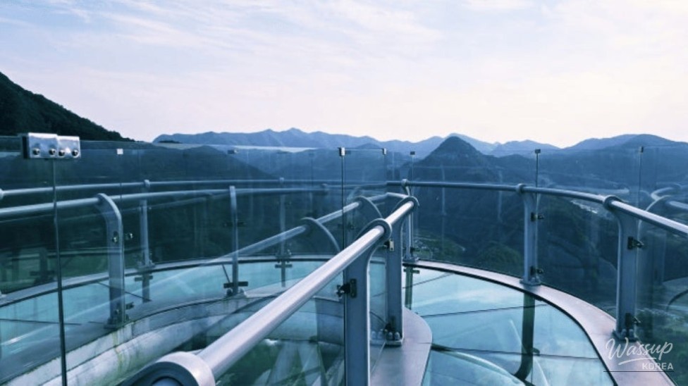 Experience the Thrill of Jeongseon's Byeongbangchi Skywalk_03