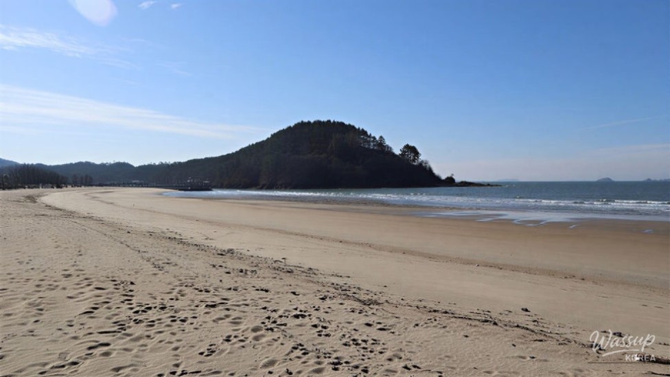 Explore the Beautiful Byeonsan Beach This Summer_01