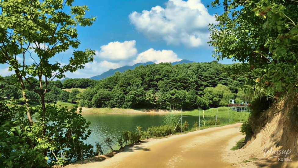 Exploring the Scenic Hyengseong Lake Trail_04