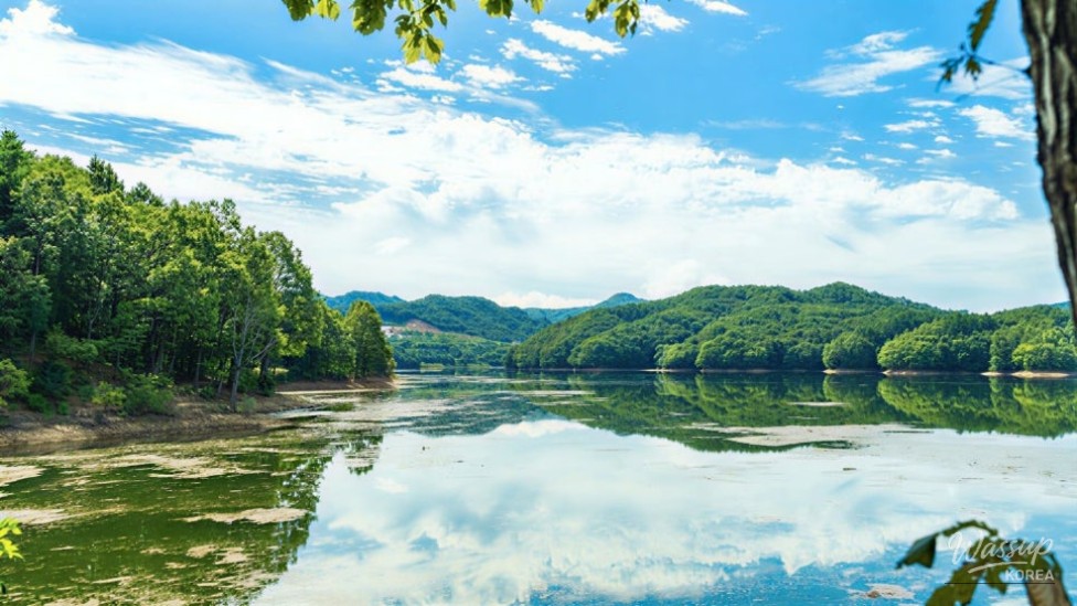 Exploring the Scenic Hyengseong Lake Trail_05