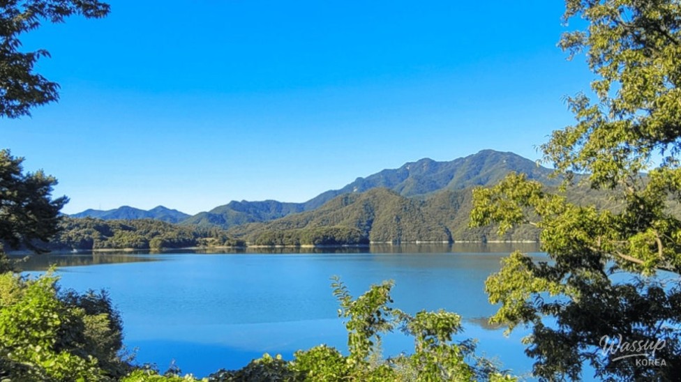 Exploring the Scenic Hyengseong Lake Trail_01