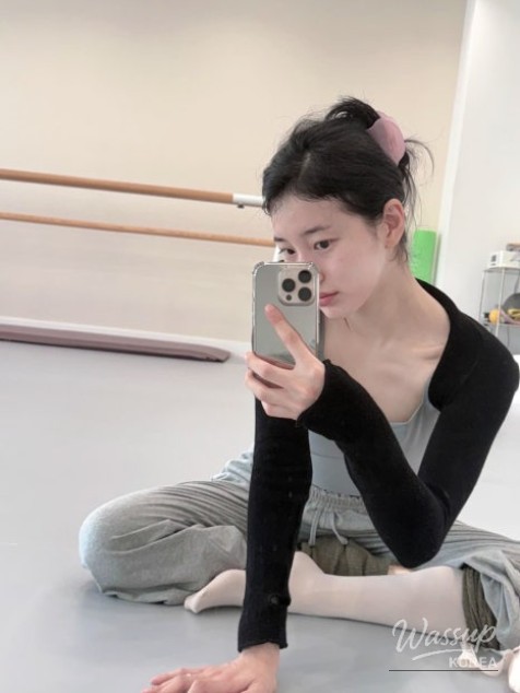 The Unfiltered Beauty of Suzy: A Glimpse into Her Ballet Practice_05