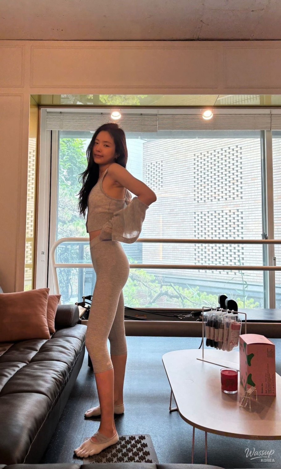 The Timeless Elegance of Son Na-eun in Athleisure_04