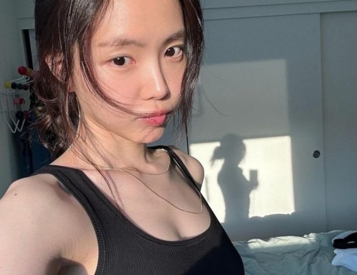 The Timeless Elegance of Son Na-eun in Athleisure float