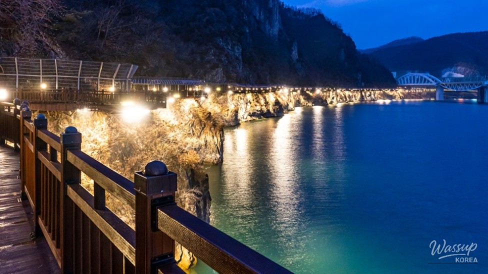 Exploring the Enchanting Danyanggang Skywalk at Night_01