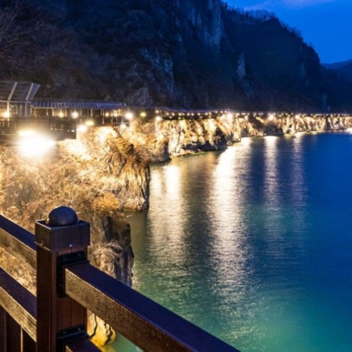 Exploring the Enchanting Danyanggang Skywalk at Night5169