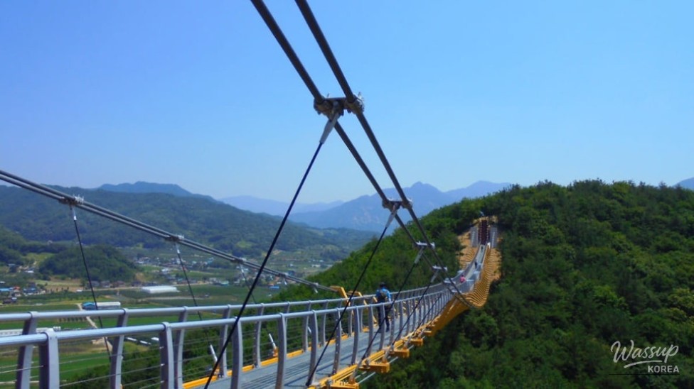 Exploring the Scenic Bongmyeongsan Suspension Bridge in Mungyeong_01