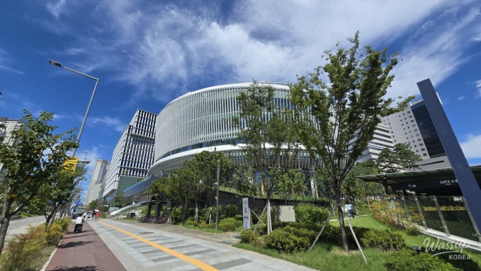 Exploring the Gyeonggi Provincial Library: A Journey with Local Guides_02