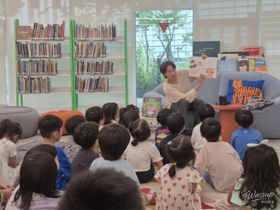 Exploring the Gyeonggi Provincial Library: A Journey with Local Guides_16