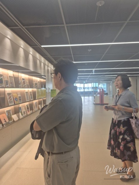 Exploring the Gyeonggi Provincial Library: A Journey with Local Guides_13
