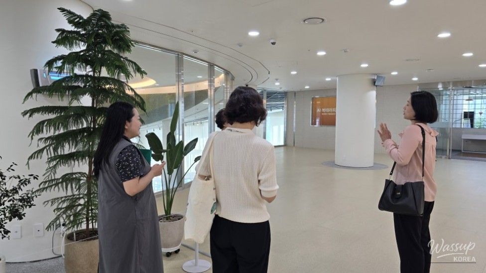 Exploring the Gyeonggi Provincial Library: A Journey with Local Guides_06