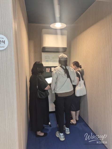 Exploring the Gyeonggi Provincial Library: A Journey with Local Guides_14