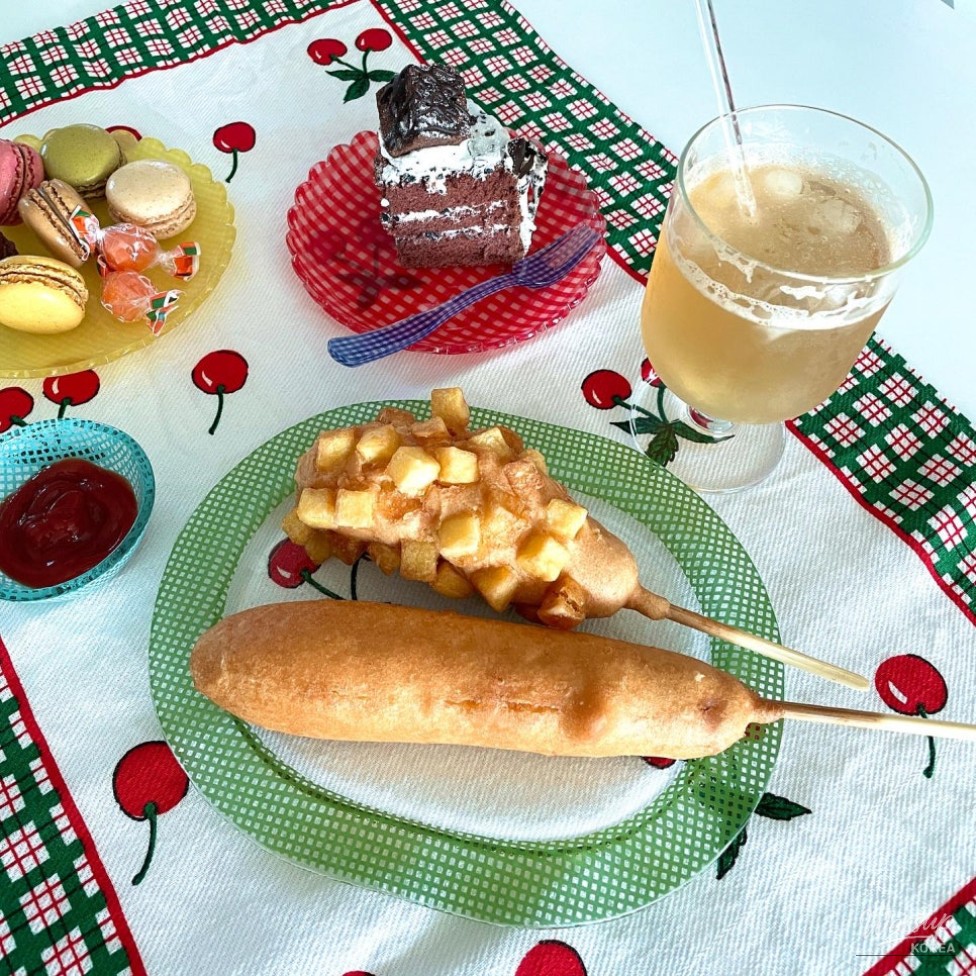 The Infinite Transformation of Hot Dogs_04
