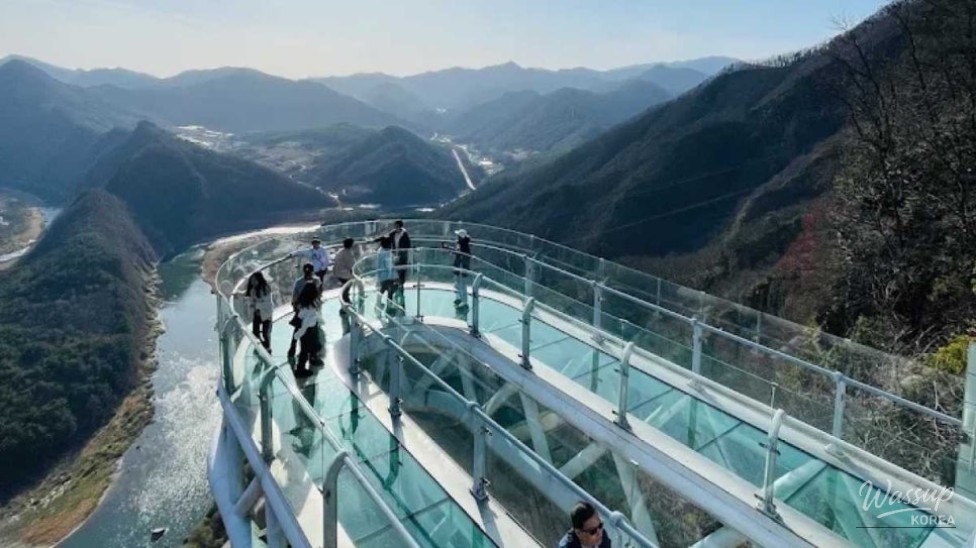 Experience the Stunning Byeongbangchi Skywalk in Jeongseon_03
