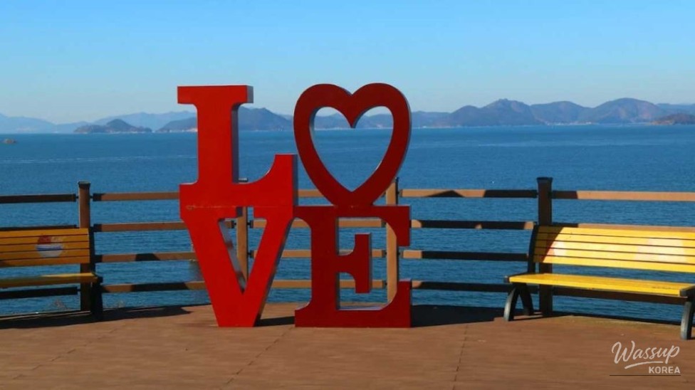 Exploring Jinhae Marine Park: A Perfect Autumn Getaway_05