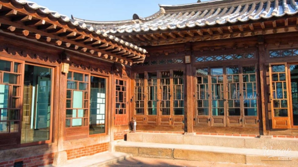 Exploring Bukchon Hanok Village: A Perfect Autumn Getaway_04