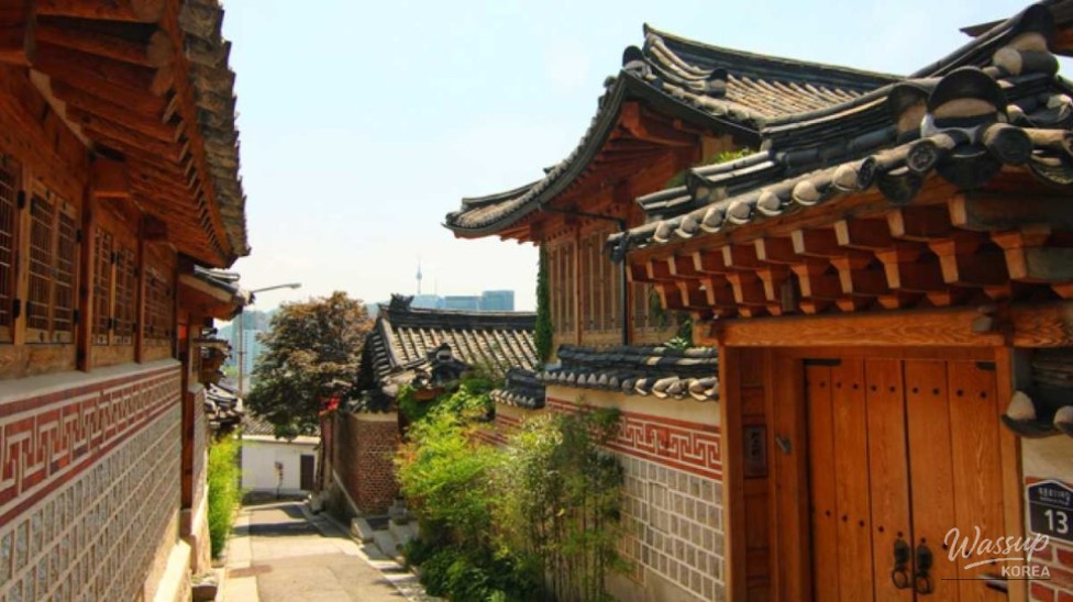 Exploring Bukchon Hanok Village: A Perfect Autumn Getaway_02