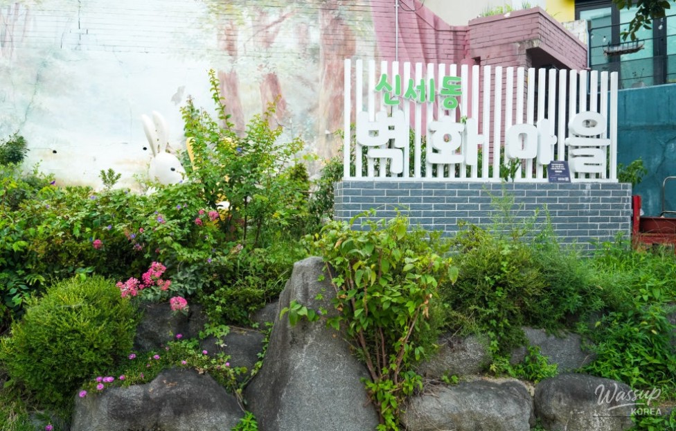 Exploring the Colorful Mural Village of Sinse-dong in Andong_01