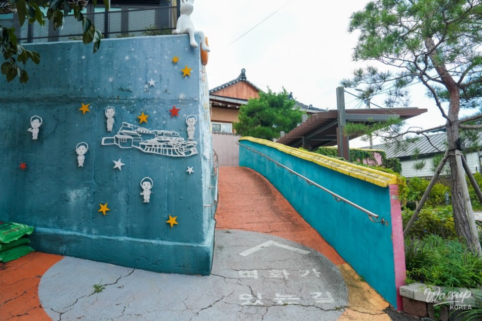 Exploring the Colorful Mural Village of Sinse-dong in Andong_04
