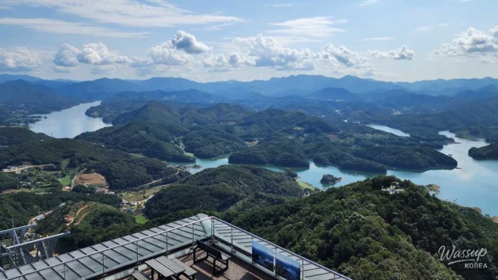Exploring the Scenic Beauty of Cheongpung Lake in September_01