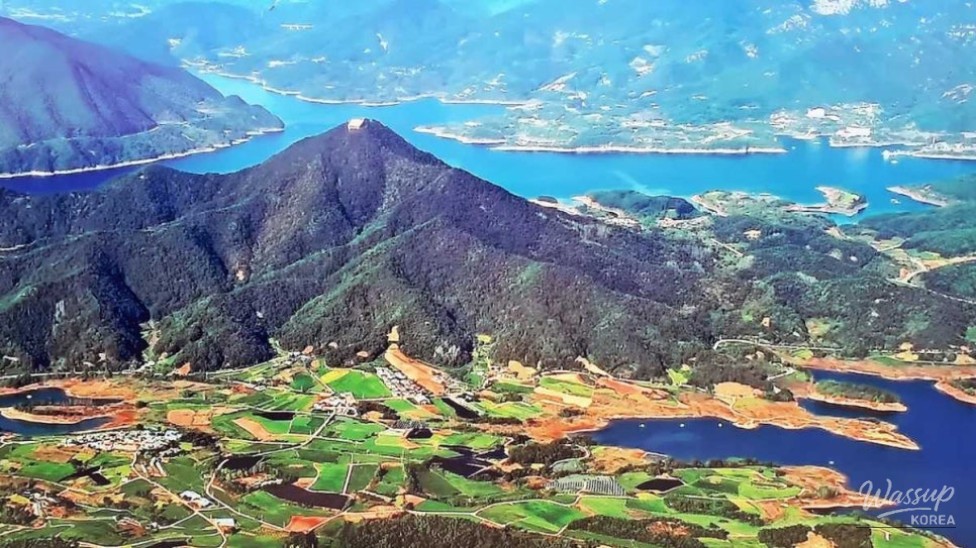 Exploring the Scenic Beauty of Cheongpung Lake in September_05