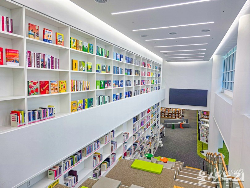 Exploring Ulsan Jonggajip Library: A Cozy Autumn Retreat_09