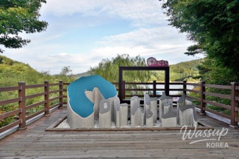 Autumn at Majang Lake: A Scenic Walk and Bridge Experience_05
