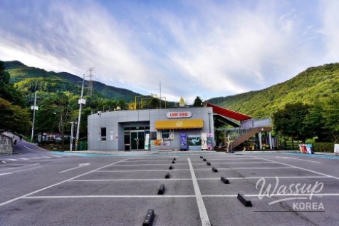 Autumn at Majang Lake: A Scenic Walk and Bridge Experience_03