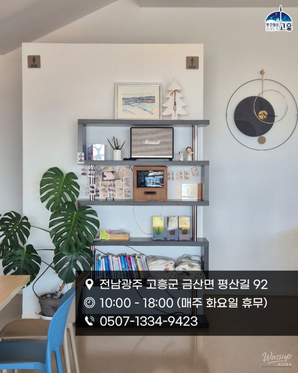 A Serene Cafe by the Blue Sea_07