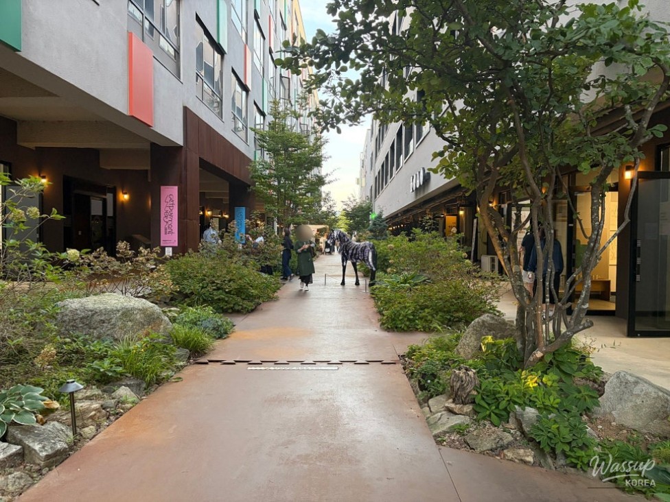 A Day Enveloped in Art at Paju Book City_02
