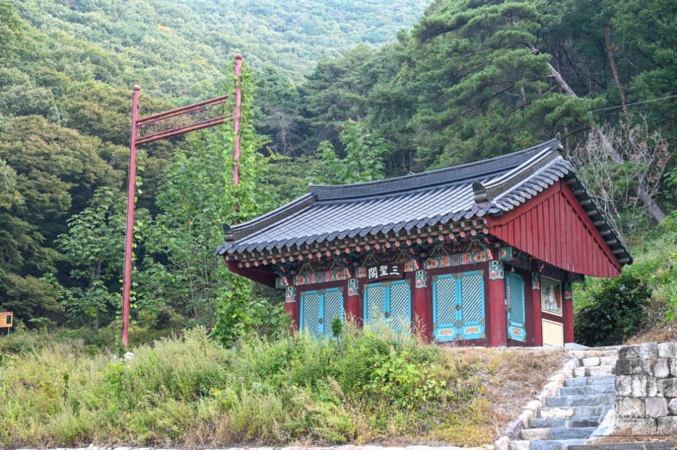 Exploring the Tranquil Yeongsusa Temple at Duta Mountain_10